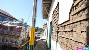 Gobierno entrega ayuda humanitaria a familias afectadas por los sismos