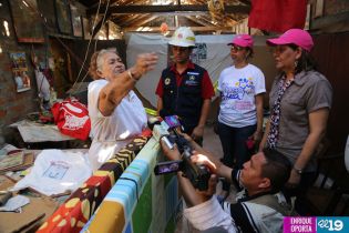 Gobierno entrega ayuda humanitaria a familias afectadas por los sismos