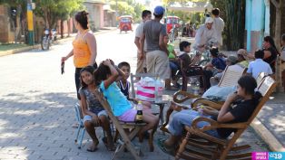 Gobierno entrega ayuda humanitaria a familias afectadas por los sismos