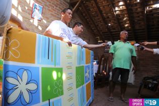 Gobierno entrega ayuda humanitaria a familias afectadas por los sismos