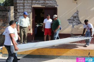 Gobierno entrega ayuda humanitaria a familias afectadas por los sismos