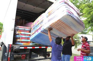 Gobierno entrega ayuda humanitaria a familias afectadas por los sismos