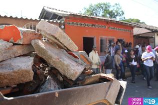 Gobierno entrega ayuda humanitaria a familias afectadas por los sismos