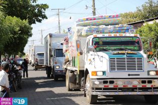 Gobierno entrega ayuda humanitaria a familias afectadas por los sismos