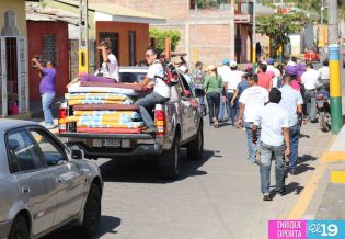 Gobierno entrega ayuda humanitaria a familias afectadas por los sismos