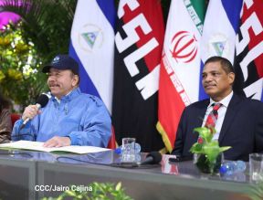 Reunión entre el Presidente Daniel Ortega y Compañera Rosario con el Canciller de Irán