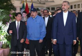 Reunión entre el Presidente Daniel Ortega y Compañera Rosario con el Canciller de Irán