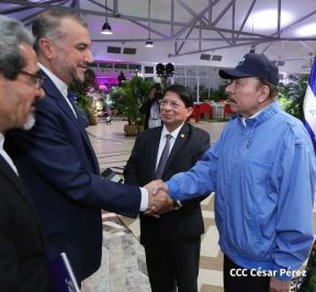 Reunión entre el Presidente Daniel Ortega y Compañera Rosario con el Canciller de Irán