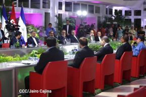 Reunión entre el Presidente Daniel Ortega y Compañera Rosario con el Canciller de Irán