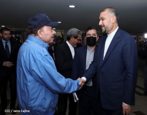 Reunión entre el Presidente Daniel Ortega y Compañera Rosario con el Canciller de Irán