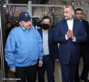 Reunión entre el Presidente Daniel Ortega y Compañera Rosario con el Canciller de Irán