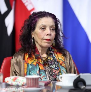 Reunión entre el Presidente Daniel Ortega y Compañera Rosario con el Canciller de Irán