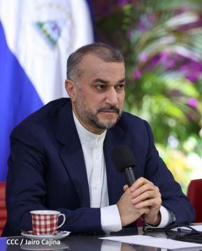 Reunión entre el Presidente Daniel Ortega y Compañera Rosario con el Canciller de Irán