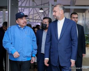 Reunión entre el Presidente Daniel Ortega y Compañera Rosario con el Canciller de Irán