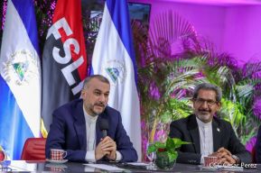 Reunión entre el Presidente Daniel Ortega y Compañera Rosario con el Canciller de Irán