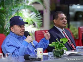 Reunión entre el Presidente Daniel Ortega y Compañera Rosario con el Canciller de Irán