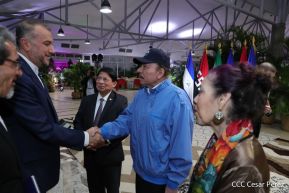 Reunión entre el Presidente Daniel Ortega y Compañera Rosario con el Canciller de Irán