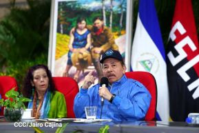 Presidente Daniel y Compañera Rosario en comunicación con las familias nicaragüenses