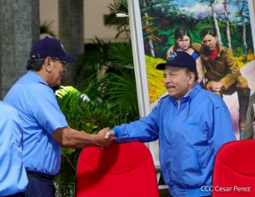 Presidente Daniel y Compañera Rosario en comunicación con las familias nicaragüenses