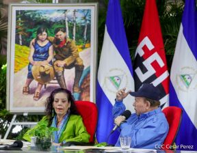 Presidente Daniel y Compañera Rosario en comunicación con las familias nicaragüenses