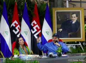 Presidente Daniel y Compañera Rosario en comunicación con las familias nicaragüenses
