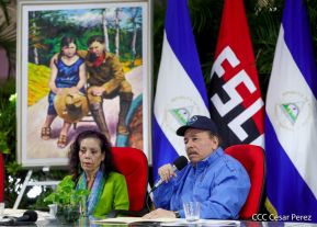 Presidente Daniel y Compañera Rosario en comunicación con las familias nicaragüenses