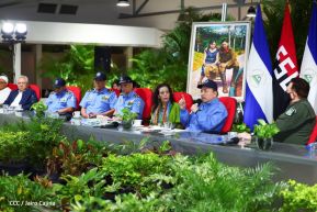 Presidente Daniel y Compañera Rosario en comunicación con las familias nicaragüenses