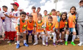 Ṕequeños deportistas rinden homenaje al Comandante Hugo Chávez