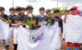 Ṕequeños deportistas rinden homenaje al Comandante Hugo Chávez