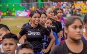 Ṕequeños deportistas rinden homenaje al Comandante Hugo Chávez