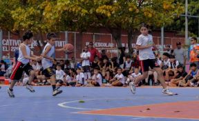 Ṕequeños deportistas rinden homenaje al Comandante Hugo Chávez
