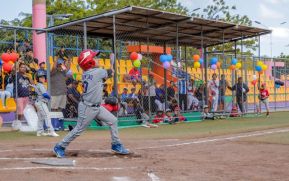 Ṕequeños deportistas rinden homenaje al Comandante Hugo Chávez