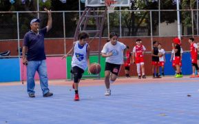 Ṕequeños deportistas rinden homenaje al Comandante Hugo Chávez