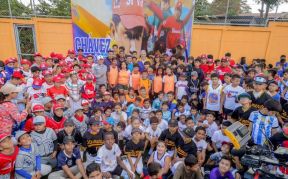 Ṕequeños deportistas rinden homenaje al Comandante Hugo Chávez