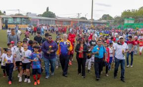 Ṕequeños deportistas rinden homenaje al Comandante Hugo Chávez