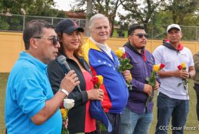 Ṕequeños deportistas rinden homenaje al Comandante Hugo Chávez