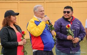 Ṕequeños deportistas rinden homenaje al Comandante Hugo Chávez