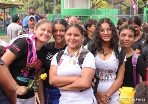 Ṕequeños deportistas rinden homenaje al Comandante Hugo Chávez