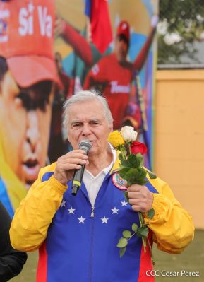 Ṕequeños deportistas rinden homenaje al Comandante Hugo Chávez
