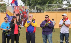 Ṕequeños deportistas rinden homenaje al Comandante Hugo Chávez