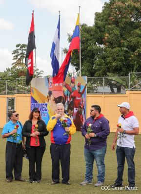Ṕequeños deportistas rinden homenaje al Comandante Hugo Chávez
