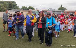 Ṕequeños deportistas rinden homenaje al Comandante Hugo Chávez