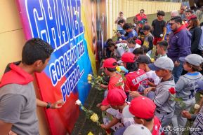 Ṕequeños deportistas rinden homenaje al Comandante Hugo Chávez