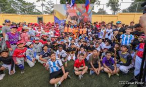 Ṕequeños deportistas rinden homenaje al Comandante Hugo Chávez