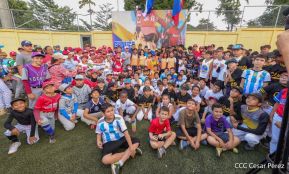 Ṕequeños deportistas rinden homenaje al Comandante Hugo Chávez