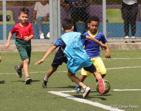 Ṕequeños deportistas rinden homenaje al Comandante Hugo Chávez