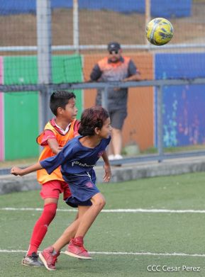 Ṕequeños deportistas rinden homenaje al Comandante Hugo Chávez