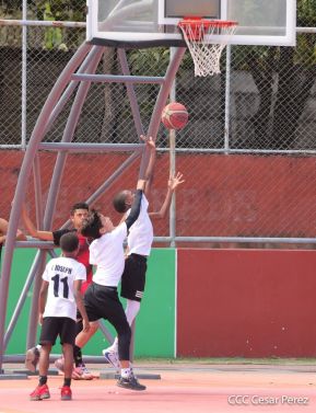 Ṕequeños deportistas rinden homenaje al Comandante Hugo Chávez