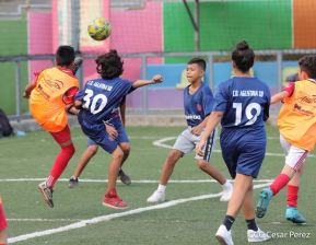 Ṕequeños deportistas rinden homenaje al Comandante Hugo Chávez