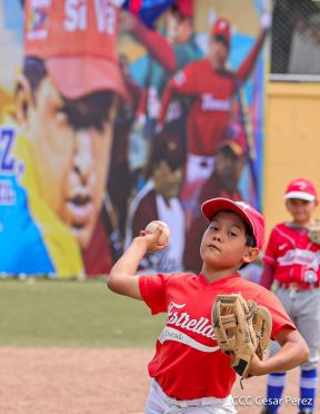 Ṕequeños deportistas rinden homenaje al Comandante Hugo Chávez